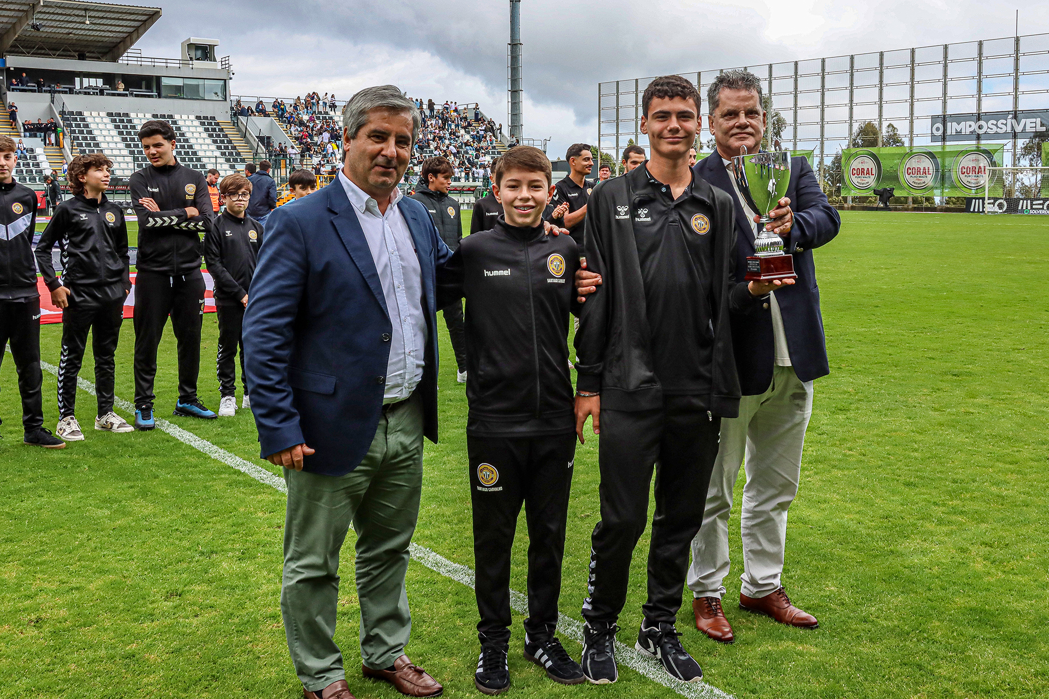 Infantis SUB-13: alvinegros levantam o troféu